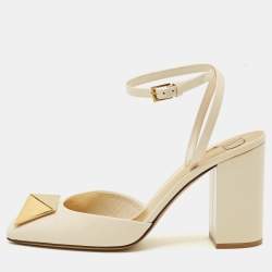 مملوكة مسبقًا Valentino One Stud Size 38 Cream Patent Leather Ankle Strap Pumps