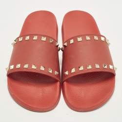 مملوكة مسبقًا صندل فالنتينو روكستد فلات مطاطي أحمر مقاس 41