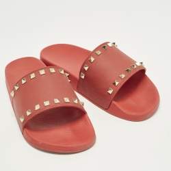 مملوكة مسبقًا صندل فالنتينو روكستد فلات مطاطي أحمر مقاس 41