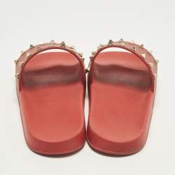 مملوكة مسبقًا صندل فالنتينو روكستد فلات مطاطي أحمر مقاس 41