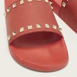 مملوكة مسبقًا صندل فالنتينو روكستد فلات مطاطي أحمر مقاس 41