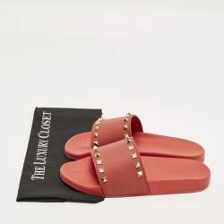 مملوكة مسبقًا صندل فالنتينو روكستد فلات مطاطي أحمر مقاس 41