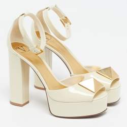 Pre Owned حذاء كعب عالي فالنتينو وان ستد جلد لامع بلون كريمي بحزام للكاحل مقاس 38