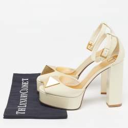 Pre Owned حذاء كعب عالي فالنتينو وان ستد جلد لامع بلون كريمي بحزام للكاحل مقاس 38