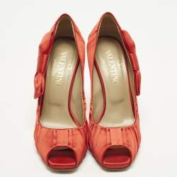 مملوكة مسبقًا Valentino Size 38 Red Satin Peep Toe Pumps