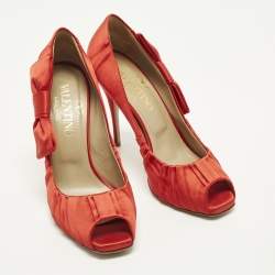 مملوكة مسبقًا Valentino Size 38 Red Satin Peep Toe Pumps