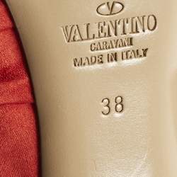 مملوكة مسبقًا Valentino Size 38 Red Satin Peep Toe Pumps