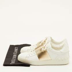 مملوكة مسبقًا Valentino Rockstud Size 39.5 White/Gold Leather Low Top Sneakers