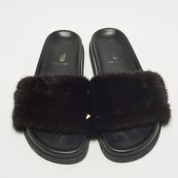 مملوكة مسبقًا Valentino Rockstud Size 39 Black Mink Fur Flat Sandals
