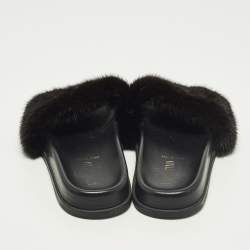 مملوكة مسبقًا Valentino Rockstud Size 39 Black Mink Fur Flat Sandals