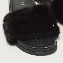 مملوكة مسبقًا Valentino Rockstud Size 39 Black Mink Fur Flat Sandals