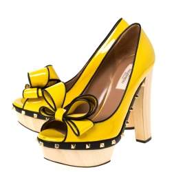 Pre Owned Valentino Yellow/Black Patent Leather Wooden Platform Rockstud Trim Bow Detail Peep Toe Pumps Size 38.5