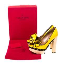 Pre Owned Valentino Yellow/Black Patent Leather Wooden Platform Rockstud Trim Bow Detail Peep Toe Pumps Size 38.5