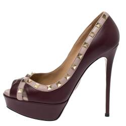 مملوكة مسبقًا Valentino Burgundy/Beige Leather Rockstud Crisscross Peep Toe Platform Pumps Size 39