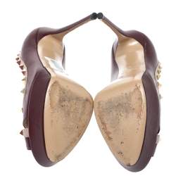 مملوكة مسبقًا Valentino Burgundy/Beige Leather Rockstud Crisscross Peep Toe Platform Pumps Size 39