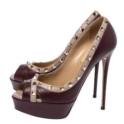 مملوكة مسبقًا Valentino Burgundy/Beige Leather Rockstud Crisscross Peep Toe Platform Pumps Size 39
