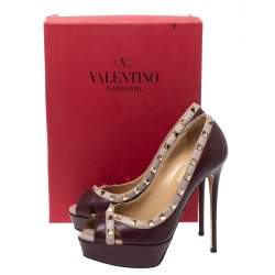 مملوكة مسبقًا Valentino Burgundy/Beige Leather Rockstud Crisscross Peep Toe Platform Pumps Size 39
