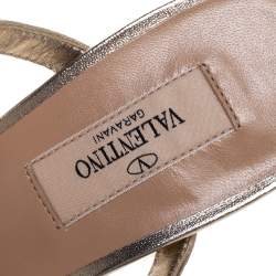 مملوكة مسبقًا Valentino Gold Leather Rockstud Strappy Sandals Size 38