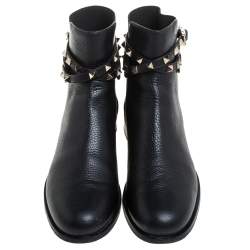 مملوكة مسبقًا Valentino Black Grained Leather Rockstud Buckle Boots Size 37.5