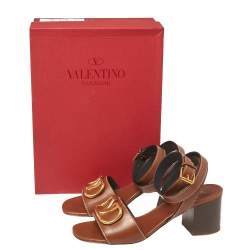 Pre Owned صندل فالنتينو كعب عريض ملتف حول الكاحل شعار حرف فى جلد بنى مقاس 39