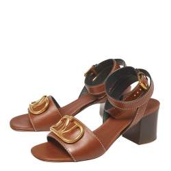 Pre Owned صندل فالنتينو كعب عريض ملتف حول الكاحل شعار حرف فى جلد بنى مقاس 39