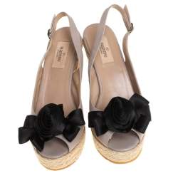 مملوكة مسبقًا صندل فالنتينو جلد رصاصي مزخرف وردة ساتان فتحة كعب كعب روكي إسبادريل مقاس 39