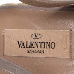 مملوكة مسبقًا صندل فالنتينو جلد رصاصي مزخرف وردة ساتان فتحة كعب كعب روكي إسبادريل مقاس 39