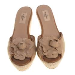 مملوكة مسبقًا صندل فالنتينو سليب أون قماش وجلد بيج مقاس 39.5