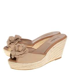 مملوكة مسبقًا صندل فالنتينو سليب أون قماش وجلد بيج مقاس 39.5