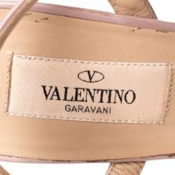 مملوكة مسبقًا Valentino Beige Patent Leather Rockstud Ankle Strap Sandals Size 39