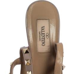 مملوكة مسبقًا صندل فالنتينو جلد بيج /وردي سيور مرصعة روكستد مقدمة مدببة مقاس 37