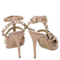 مملوكة مسبقًا صندل فالنتينو جلد بيج لامع وجلد روكستد بحزام للكاحل مقاس 39