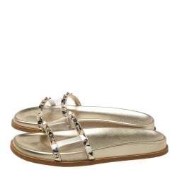 Pre Owned صندل سلايد فالنتينو مرصع روكستد بلاستيك مشمع و جلد لامع ذهبي مقاس 39