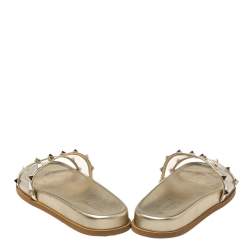 Pre Owned صندل سلايد فالنتينو مرصع روكستد بلاستيك مشمع و جلد لامع ذهبي مقاس 39