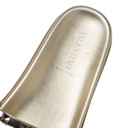 Pre Owned صندل سلايد فالنتينو مرصع روكستد بلاستيك مشمع و جلد لامع ذهبي مقاس 39