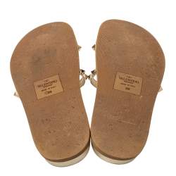 Pre Owned صندل سلايد فالنتينو مرصع روكستد بلاستيك مشمع و جلد لامع ذهبي مقاس 39