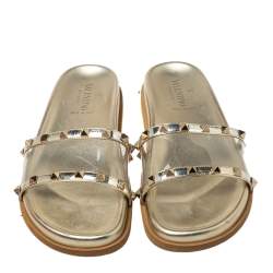 Pre Owned صندل سلايد فالنتينو مرصع روكستد بلاستيك مشمع و جلد لامع ذهبي مقاس 39