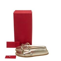 Pre Owned صندل سلايد فالنتينو مرصع روكستد بلاستيك مشمع و جلد لامع ذهبي مقاس 39