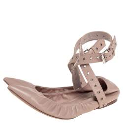 مملوكة مسبقًا حذاء فلات باليه فالنتينو مجعد سير كاحل لوف لاتش جلد بيج مقاس 37.5