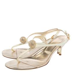 مملوكة مسبقًا صندل فالنتينو سير تي مزخرف كريستال كرة جلد أبيض مقاس 36
