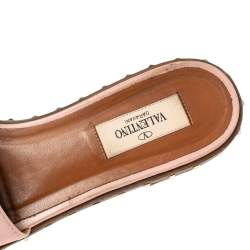مملوكة مسبقًا Valentino Light Pink Leather Soul Rockstud Flat Sandals Size 38