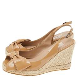 مملوكة مسبقًا Valentino Beige Patent Leather Mena Bow Peep Toe Espadrille Wedge Slingback Sandals Size 41