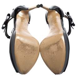 مملوكة مسبقًا صندل فالنتينو جلد أسود لامع سير حرف تي مقاس 36