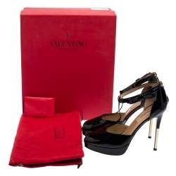مملوكة مسبقًا صندل فالنتينو جلد أسود لامع سير حرف تي مقاس 36