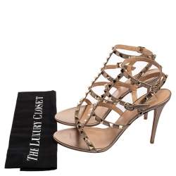 مملوكة مسبقًا صندل فالنتينو جلد بيج وردي روكستد بحزام للكاحل مقاس 40.5