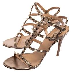 مملوكة مسبقًا صندل فالنتينو جلد بيج وردي روكستد بحزام للكاحل مقاس 40.5