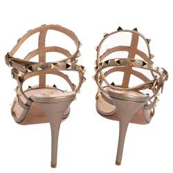 مملوكة مسبقًا صندل فالنتينو جلد بيج وردي روكستد بحزام للكاحل مقاس 40.5