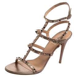 مملوكة مسبقًا صندل فالنتينو جلد بيج وردي روكستد بحزام للكاحل مقاس 40.5