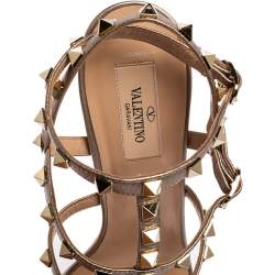 مملوكة مسبقًا صندل فالنتينو جلد بيج وردي روكستد بحزام للكاحل مقاس 40.5