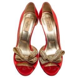مملوكة مسبقًا Valentino Red Satin Crystal Embellished Bow Dorsay Peep Toe Pumps Size 40
